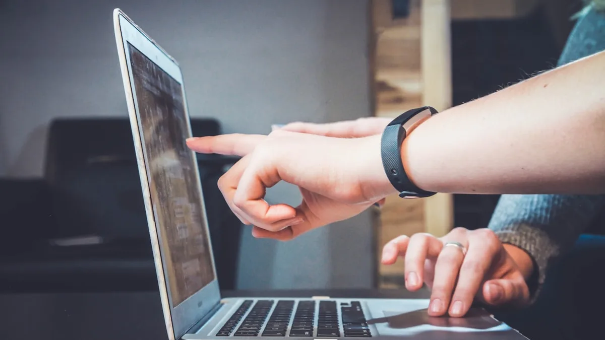 Laptop i bezpieczeństwo przy wyborze giełdy kryptowalut
