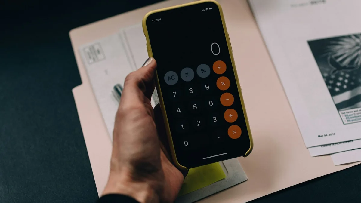 Raport proof of reserves giełdy kryptowalut analizowany na ekranie
